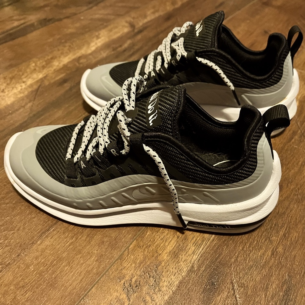 Nike Tennis Shoes Size 7